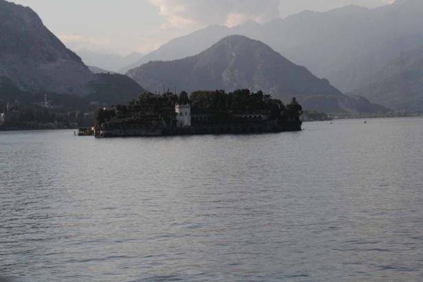 Die Isola Bella im Lago Maggiore vor einer Bergkulisse.