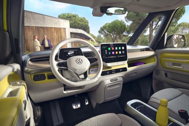 Innenraum eines VW ID. Buzz mit Blick auf ein Paar vor dem Fahrzeug.