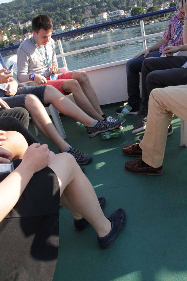 Eine Gruppe von Menschen sitzt auf einem Boot und genießt die Aussicht.