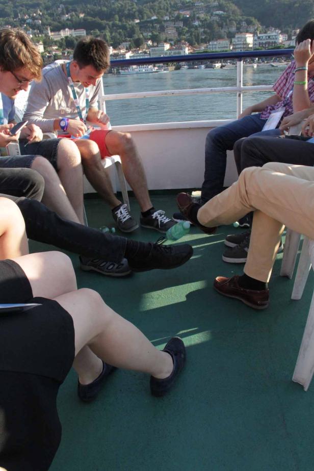 Eine Gruppe von Menschen sitzt auf einem Schiff und genießt die Aussicht.