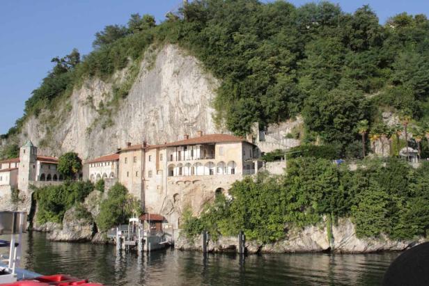 Das Kloster Santa Caterina del Sasso thront an einem steilen Felsen über dem Lago Maggiore.