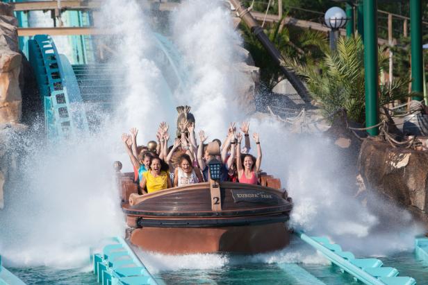 Eine Gruppe von Menschen fährt mit einer Wasserachterbahn im Europa-Park und wird nass.
