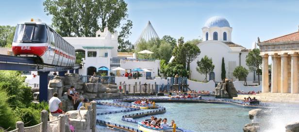 Der Europa-Park mit einer Monorail, einer Wasserbahn und griechisch anmutender Architektur.