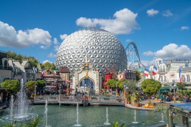 Blick auf den Europa-Park mit dem markanten Eurosat-Dom und einer Achterbahn im Hintergrund.
