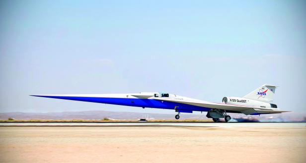 Die NASA X-59 QueSST landet auf einer Landebahn.