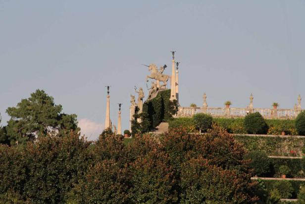 Eine Statue eines Einhorns auf der Isola Bella am Lago Maggiore.