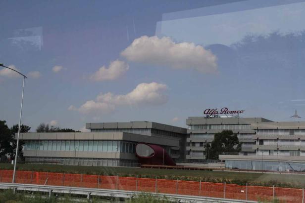 Das Alfa Romeo Werk in Arese, Italien, an einem sonnigen Tag.
