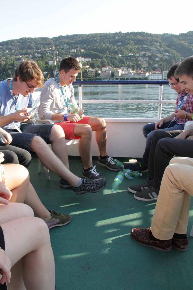 Eine Gruppe junger Leute sitzt auf einem Boot und genießt die Aussicht.