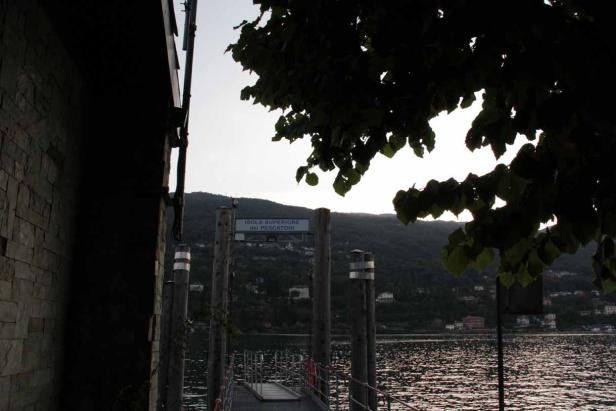 Blick von einem Steg auf den Lago Maggiore mit der Isola Superiore dei Pescatori im Hintergrund.