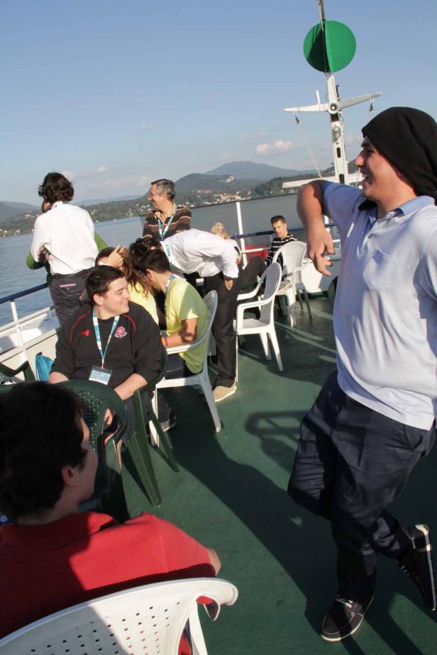 Eine Gruppe von Menschen genießt eine Bootsfahrt auf einem See.