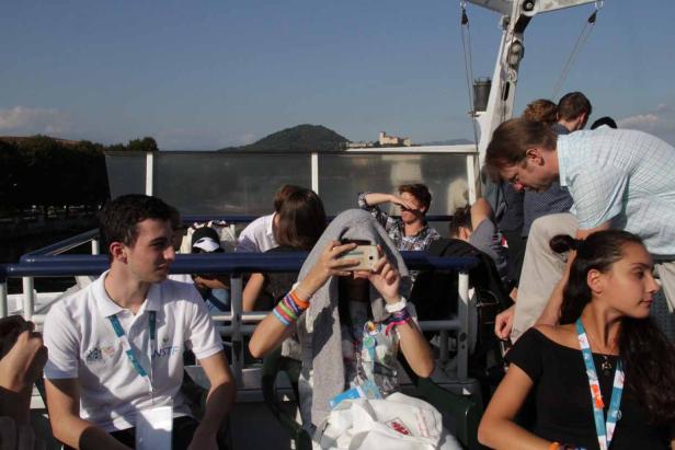 Eine Gruppe von Menschen sitzt auf einem Boot und genießt die Aussicht.