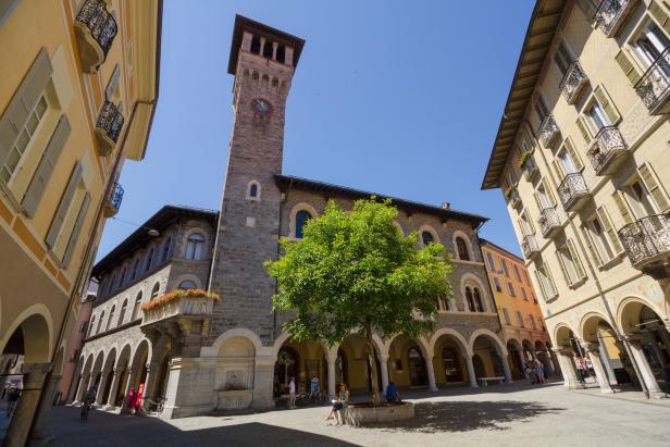 Der Piazza Motta in Bellinzona mit dem Palazzo Civico und einem Uhrturm.