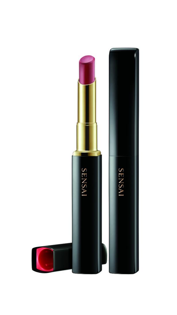 Ein geöffneter und ein geschlossener Lippenstift der Marke Sensai stehen auf einem weißen Hintergrund.