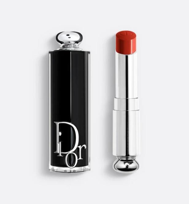 Ein Dior Lippenstift mit roter Farbe neben der schwarzen Hülle.