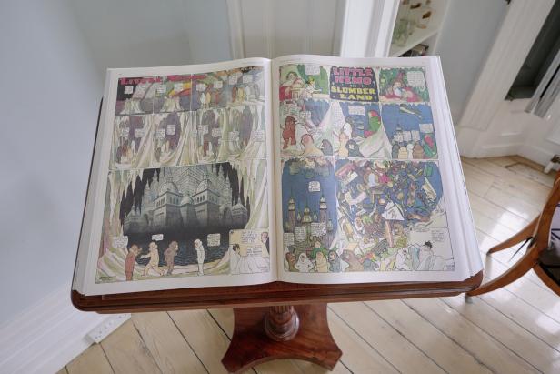 Ein aufgeschlagenes Buch zeigt Comicstrips von „Little Nemo in Slumberland“.