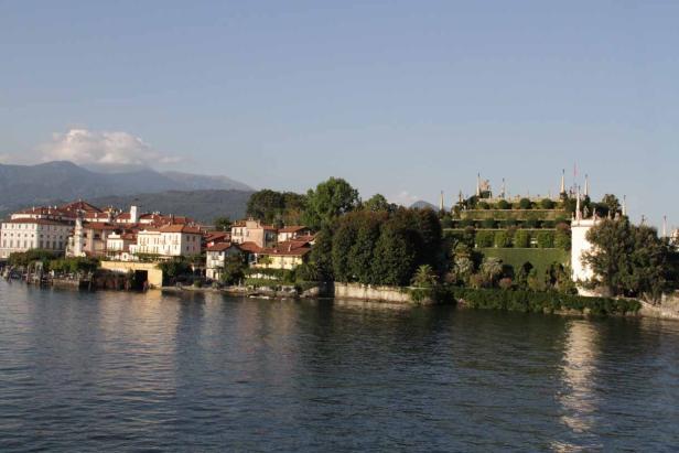 Blick auf die Isola Bella im Lago Maggiore mit ihren Gärten und Gebäuden.