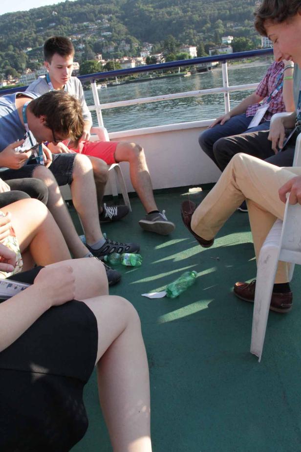 Eine Gruppe junger Leute sitzt auf einem Schiff und entspannt sich.