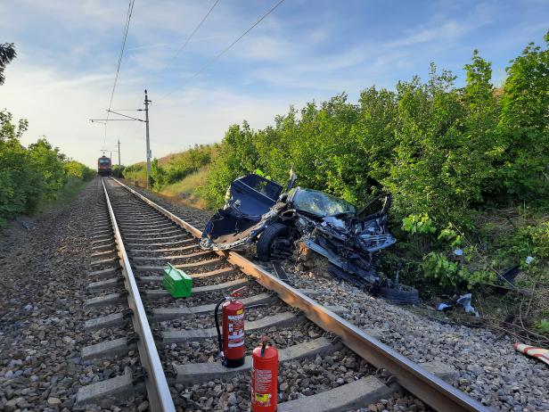 Rote Ampel übersehen: Pkw wurde von Zug erfasst und weggeschleudert