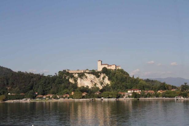 Die Rocca di Angera thront auf einem Hügel über dem Lago Maggiore.