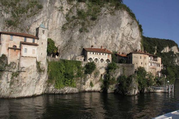Das Kloster Santa Caterina del Sasso thront auf einem Felsvorsprung über dem Lago Maggiore.