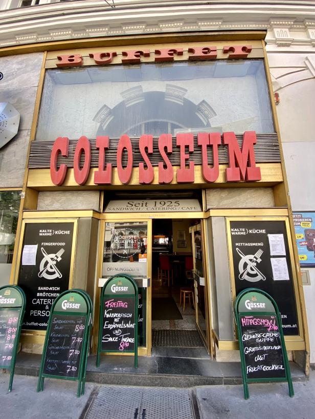 Das Colosseum, ein Café/Sandwich-Laden in Wien, mit Menüs vor der Tür.