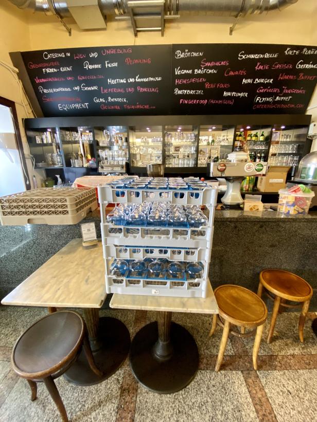 Ein Stapel sauberer Gläser steht auf einem Tisch in einem Café oder Restaurant.