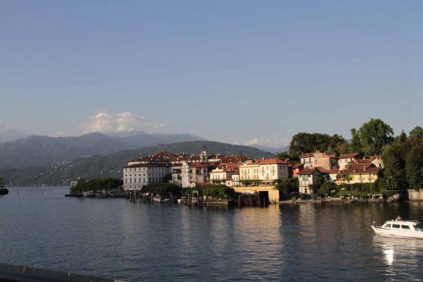 Blick auf die Isola Bella im Lago Maggiore mit Bergen im Hintergrund.