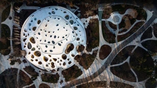 Luftaufnahme des House of Music in Budapest mit seinem perforierten Dach.