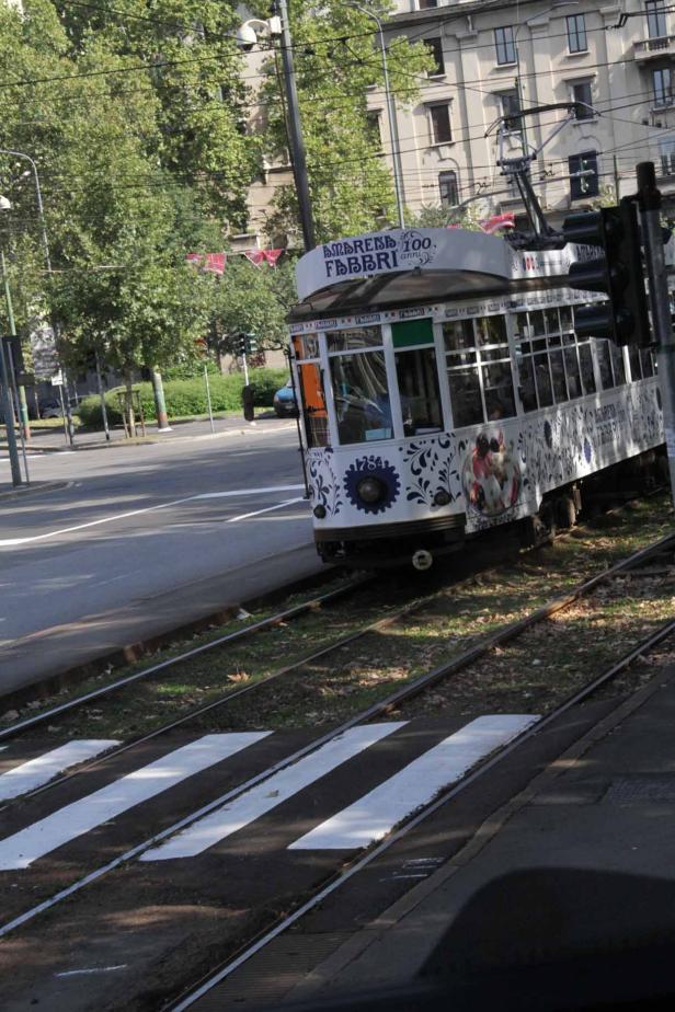 Eine dekorierte Straßenbahn fährt durch eine Stadt.