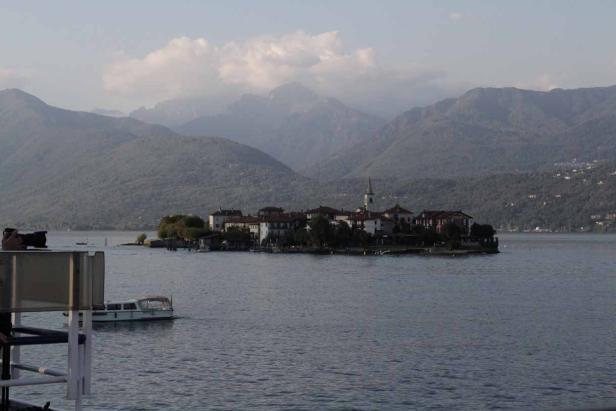 Blick auf die Isola Superiore im Lago Maggiore vor einer Bergkulisse.