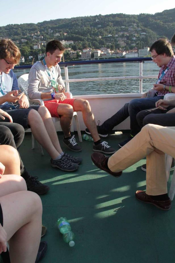 Eine Gruppe junger Leute sitzt auf einem Schiff und genießt die Aussicht.