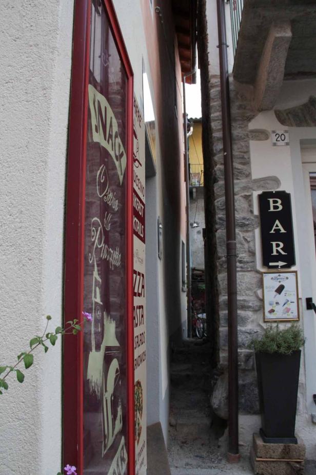 Eine schmale Gasse zwischen einem Restaurant und einer Bar.