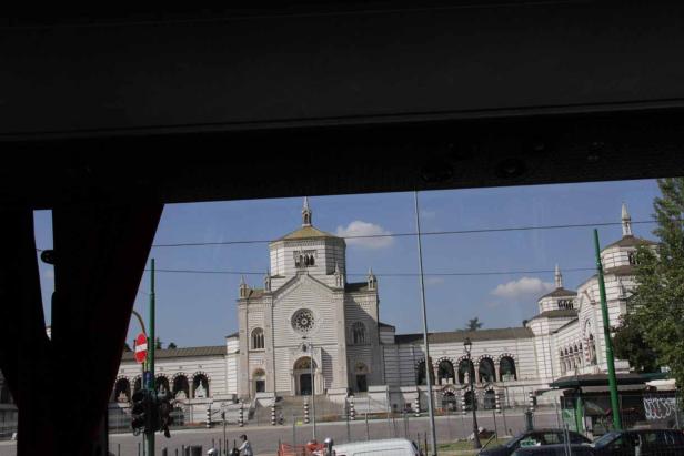 Blick durch ein Fenster auf den Cimitero Monumentale in Mailand.