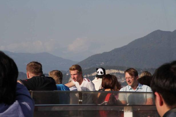 Eine Gruppe von Menschen genießt die Aussicht auf eine Berglandschaft.