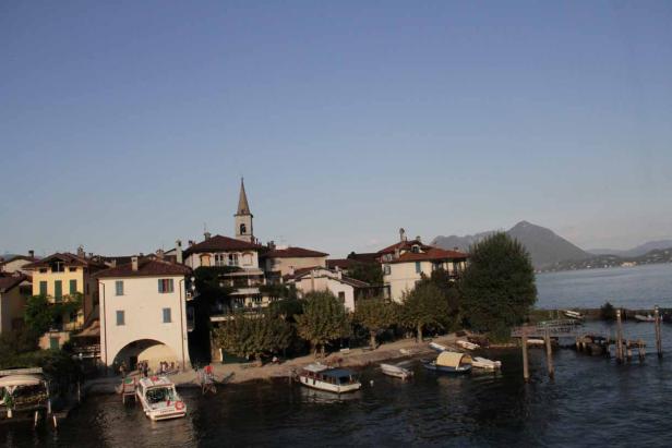 Blick auf die Isola Superiore oder Isola dei Pescatori im Lago Maggiore.