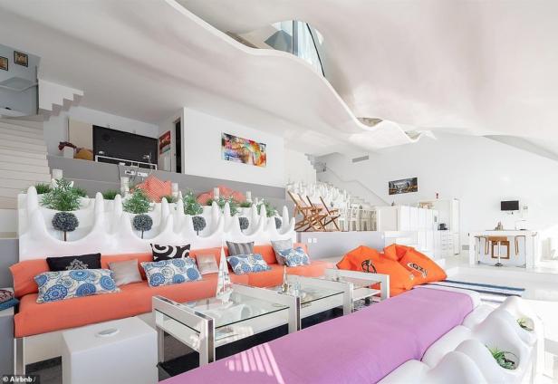 Ein helles Wohnzimmer mit farbenfrohen Möbeln und ungewöhnlichem Design.