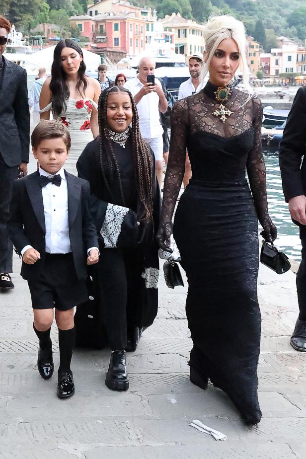 Kourtney Kardashian trug das bislang spektakulärste Hochzeitskleid 2022