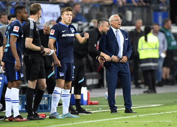 Trainer und Spieler von Hertha BSC stehen am Spielfeldrand.