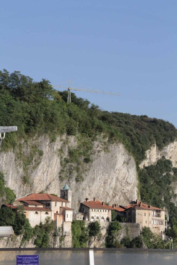 Das Kloster Madonna della Corona schmiegt sich an einen steilen Felsen.