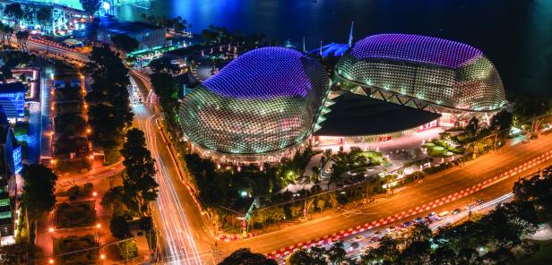 Nachtsicht auf die Esplanade – Theatres on the Bay in Singapur.