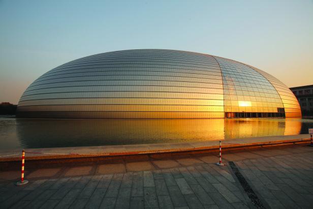 Das Nationale Zentrum für darstellende Künste in Peking spiegelt sich im Wasser.