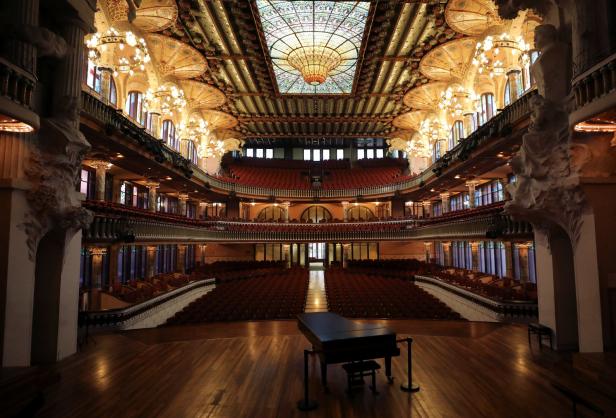 Innenansicht des Palau de la Música Catalana mit einem Klavier auf der Bühne.