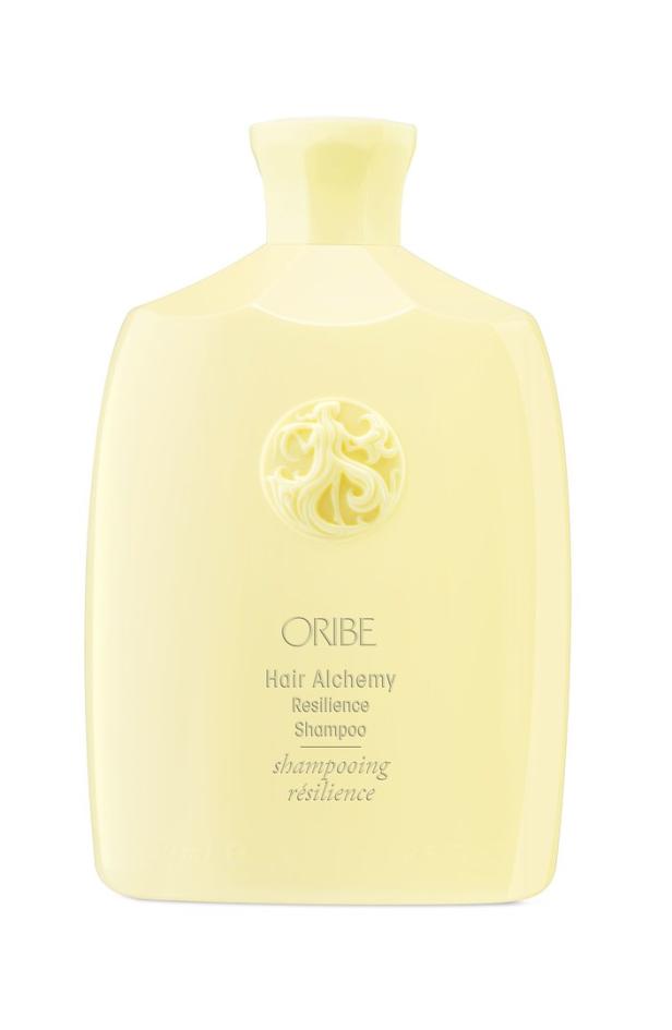 Eine Flasche „Oribe Hair Alchemy Resilience Shampoo“ in hellgelber Verpackung.