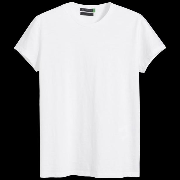 Ein weißes T-Shirt der Marke Dockers vor einem schwarzen Hintergrund.