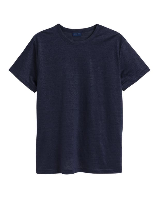 Ein marineblaues T-Shirt der Marke Gant liegt auf einem weißen Hintergrund.