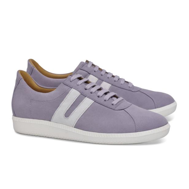 Ein Paar lila Turnschuhe mit weißen Streifen stehen nebeneinander.