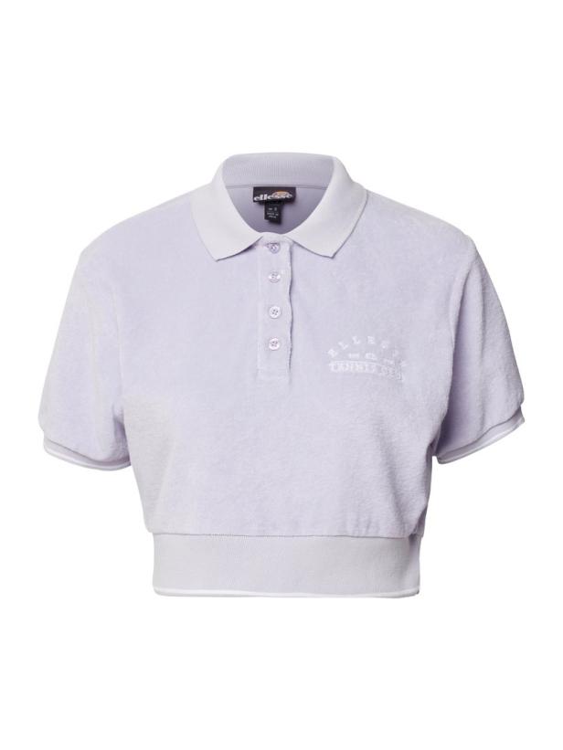 Ein helllila, kurzes Poloshirt der Marke Ellesse.