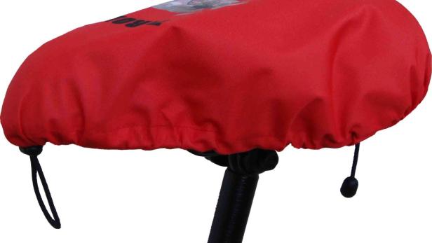 Ein roter Fahrradsattelbezug auf einem Fahrradsattel.