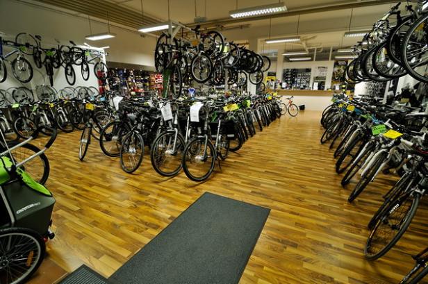 Ein Fahrradgeschäft mit vielen Fahrrädern auf dem Boden und an der Decke.