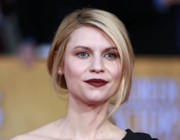Ein Porträt von Claire Danes mit dunklem Lippenstift.